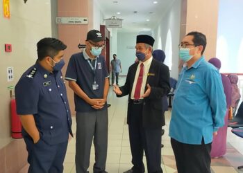 IBRAHIM Mat Zin (dua dari kanan) hadir di Mahkamah Rendah Syariah Ipoh bagi menghadapi dua pertuduhan hari ini.