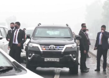 KUMPULAN Perlindungan Khas (SPG) memeriksa keadaan di sekeliling bagi memberikan laluan kepada kenderaan yang membawa Perdana Menteri India, Narendra Modi.-INDIATODAY