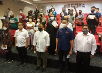 AMIRUDIN Shari (barisan hadapan, tiga dari kanan) bergambar bersama beberapa penerima BSB di Pejabat Daerah dan Tanah Klang, Klang, Selangor hari ini. - UTUSAN/MOHAMAD NAUFAL MOHAMAD IDRIS