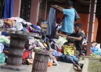 BEBERAPA orang mangsa banjir yang ditempatkan di PPS SK  Sungai Kelamah, memilih pakaian yang disumbangkan orang ramai, baru-baru ini. - UTUSAN/MOHD. SHAHJEHAN MAAMIN