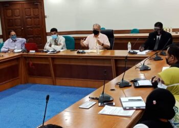 P. RAMASAMY (tiga dari kiri) dalam sidang akhbar mengenai perayaan Thaipusam di Georgetown, Pulau Pinang hari ini.