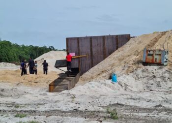 OPERASI pemantauan yang dilakukan pihak berkuasa negeri di lokasi pengorekan pasir dekat pantai Pasir Panjang, Segari pada Isnin lalu. - UTUSAN/FB PDT MANJUNG