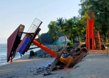 KEADAAN sebuah menara pemantau Angkatan Pertahanan Awam Malaysia (APM) Pulau Pinang di pantai Batu Ferringhi yang tumbang awal pagi ini dipercayai akibat hakisan pantai.