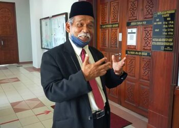 IBRAHIM Mat Zin bercakap kepada pemberita di luar kamar Mahkamah Rendah Syariah Ipoh hari ini. - UTUSAN/ASLIZA MUSA