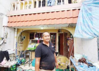 ZUNIKLIFI Ramli bergambar dihadapan rumahnya yang tenggelam dalam banjir yang melanda pada bulan lalu menyebabkan dia  sekeluarga nekad berpindah dari Taman Sri Muda, Seksyen 25 di Shah Alam, Selangor.
