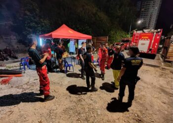 ANGGOTA bomba, polis dan orang awam melakukan operasi pencarian seorang wanita yang dikhuatiri sesat semasa melakukan aktiviti pendakian di Taman Botani, Jalan Kebun Bunga, Pulau Pinang sejak petang semalam.