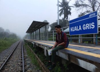 KHAIRI Haikal Mohd. Hussin sedih tidak dapat ke sekolah selepas kereta api tidak berhenti di Stesen Kuala Gris, Kuala Krai, Kelantan hari ini. - UTUSAN/YATIMIN ABDULLAH