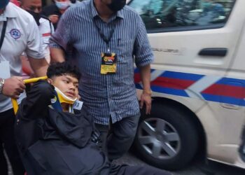 MUHAMAD ZULHUSNI Basri terpaksa dikejarkan ke HKL setelah mengadu sakit pinggang, kepala dan sukar bernafas ketika beraksi pada perlawanan pertama menentang Negeri Sembilan Antlers di Stadium Titiwangsa, Kuala Lumpur petang semalam.