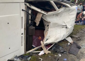 KEADAAN kenderaan yang dinaiki mangsa maut di simpang masuk Taman Semarak, Jalan Kuhara, Tawau semalam. - IHSAN BOMBA