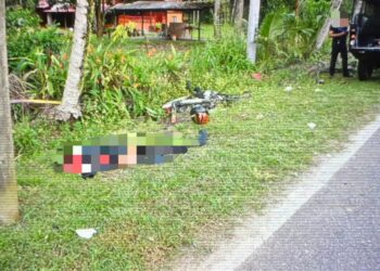 KEADAAN mangsa yang maut setelah motosikalnya melanggar tiang di tepi jalan dekat Kampung Penderas, Slim River semalam. - UTUSAN/IHSAN PDRM