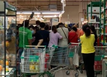 TANGKAP layar video orang ramai berebut dan bersesak membeli barangan minuman promosi di sebuah pasar raya di Sitiawan, kelmarin. - UTUSAN/MEDIA SOSIAL