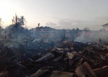 KEBAKARAN rumah setinggan mengakibatkan dua mangsa rentung di Jalan Apas Batu 2 1/2 Kampung Sungai Buaya, Tawau tengah malam tadi. - IHSAN BOMBA