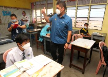 RADZI Jidin ketika melawat SMK Sultan Ismail, Kota Bharu sempena hari pertama Sesi Persekolahan Penggal ketiga 2021/2022 di Kelantan hari ini. - UTUSAN/ZULHANIFA SIDEK