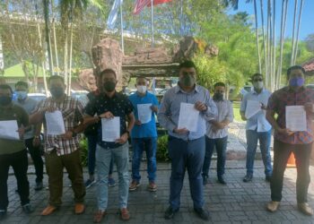SYED Mohd. Johan Rizal Syed Unan Mashri (dua dari kiri) dan Mohd. Fadzil Zolkipli (tiga dari kiri) menunjukkan salinan laporan polismemohon siasatan dijalankan terhadap Azam selepas sidang akhbar di Alor Setar hari ini. - UTUSAN/MOHD. RAFIE AZIMI