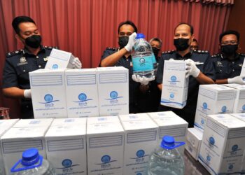 SAZALI Mohamad (dua dari kiri) menunjukkan sebahagian daripada 600 botol air zamzam yang dirampas pada sidang akhbar di Menara Kastam di Johor Bahru, Johor. - UTUSAN/RAJA JAAFAR ALI