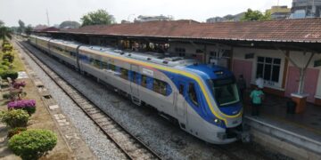 KECURIAN kabel rel landasan menjejaskan operasi tren komuter KTMB. - GAMBAR HIASAN