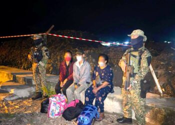 TIGA PATI warga Indonesia yang ditahan di muara Sungai Titingan, Tawau tengah malam tadi. - IHSAN ATB 2