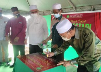IDRIS Ahmad menurunkan tanda tangan pada plak perasmian pecah tanah pembinaan bangunan Sriti Bestari di Bagan Serai hari ini. - UTUSAN/WAT KAMAL ABAS