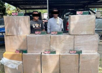 DUA suspek yang ditahan selepas polis menemukan sejumlah rokok seludup yang disorokkan di garaj sebuah rumah di Kampung Baru, Bayu Damai, Pengerang, Johor.