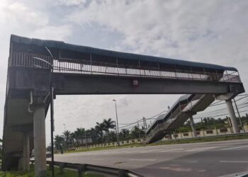 TERDAPAT kesan rekahan dipercayai akibat dihentam kenderaan berat pada jejantas di hadapan SMK Pengkalan Permatang, Kuala Selangor, Selangor.