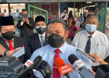RAIS Yasin ketika ditemui pemberita di SK Tanjung Minyak, Paya Rumput, Melaka. - UTUSAN/DIYANATUL ATIQAH ZAKARYA