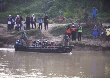 ANGGOTA tentera dari Batalion Ke-15 Rejimen Askar Melayu Diraja (RAMD) Kem Senawang, memberi bantuan pengangkutan bot kepada 23 orang pelajar sekolah dari Kampung Bemban, Simpang Durian yang terputus hubungan melalui jalan darat akibat banjir pada 19 Disember tahun lalu. - UTUSAN/MOHD. SHAHJEHAN MAAMIN