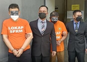 DUA suspek yang memakai baju lokap SPRM direman enam hari bagi membantu siasatan kes memalsukan tuntutan di Mahkamah Majistret Johor Bahru. - UTUSAN/BAZLAN IBRAHIM