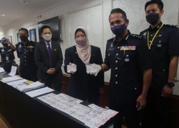 ROHAIMI Md. Isa (dua dari kanan) bersama Pengarah Kesihatan negeri, Datuk Dr. Kasemani Embong memegang sijil vaksinasi Covid-19 dipercayai palsu dalam sidang akhbar di Ibu pejabat Polis Kontinjen (IPK) Terengganu di Kuala Terengganu, hari ini. - UTUSAN/PUQTRA HAIRRY ROSLI