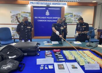 RAMLI Mohamed Yoosuf (tengah) menunjukkan barang yang dirampas dalam kes pecah cermin kereta sekitar Cameron Highlands dalam sidang akhbar di IPD Cameron Highlands hari ini. - UTUSAN/MOHAMAD HAFIZI MOHD. SAID