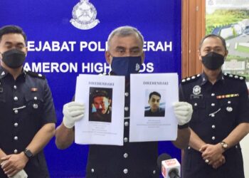 RAMLI Mohamed Yoosuf Ramli menunjukkan gambar dua suspek yang diburu polis setelah terlibat dalam kes pecah kereta dan curi barang di Cameron Highlands dalam sidang akhbar di IPD Cameron Highlands hari ini. - UTUSAN/MOHAMAD HAFIZI MOHD. SAID