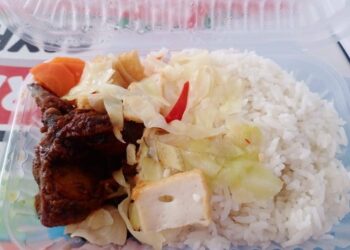 MAKANAN tengah hari yang basi diterima pukul 1.45 petang semalam pada penghantaran pertama di sebuah PPS di Segamat, Johor.
