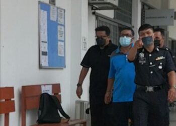 DUA pegawai kastam berdepan dua tuduhan sembunyikan barangan rampasan di Mahkamah Majistret Sepang, Selangor. - UTUSAN/MOHD. HUSNI MOHD. NOOR