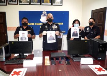 MIOR  Faridalathrash Wahid (dua dari kiri) menunjukkan gambar suspek dan barang yang dirampas dalam aktiviti pinjaman wang tanpa lesen dalam sidang akhbar di IPK Perak di Ipoh hari ini. - UTUSAN/ZULFACHRI ZULKIFLI