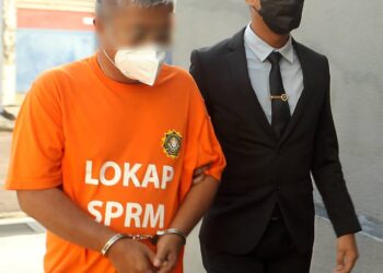 BEKAS pengurus sebuah GLC ditahan sekali lagi oleh SPRM bagi membantu siasatan kes memberikan projek kepada dua anaknya di Johor Bahru.