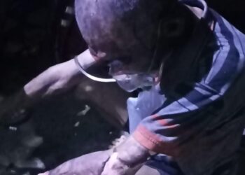 SEORANG warga emas mengalami kecederaan melecur pada tangan kiri akibat kebakaran tilam di bilik tidur Flat Sri Saujana, Gat Lebuh Macallum, Pulau Pinang malam tadi. - IHSAN BOMBA