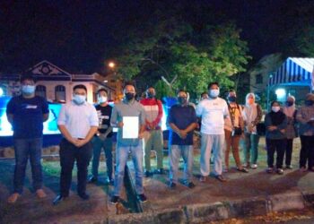 FAHMI Zainol (empat dari kiri) bersama beberapa ahli PKR selepas membuat laporan polis terhadap Azam Baki di Balai Polis Bandar Perda, Bukit Mertajam, Pulau Pinang malam tadi.