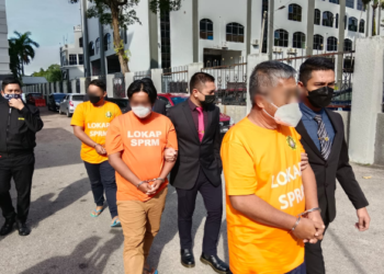 SUSPEK tiga beranak direman selama seminggu bagi membantu siasatan kes salah guna kuasa melibatkan pemberian projek di Mahkamah Majistret Johor Bahru. - UTUSAN/BAZLAN IBRAHIM