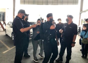 SHAFIEN Mamat (kiri) melihat alat TMR yang digunakan anggotanya ketika sesi latihan penggunaan peralatan itu di ICQS Pengkalan Kubor, Tumpat, Kelantan. - UTUSAN/ROSLIZA MOHAMED