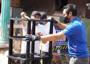 WAN Ahmad Fayhsal Wan Ahmad (kanan) menyertai misi pembersihan pasca banjir di Kampung Spang Loi, Segamat di Johor.