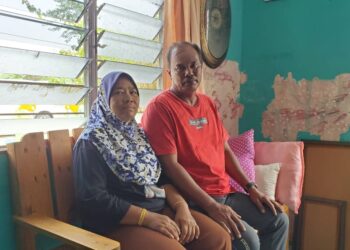 ABDUL Rahman Othman bersama isteri, Rusidah Dahlan duduk dalam rumahnya yang tenggelam sehingga paras bumbung akibat banjir luar biasa melanda pada 18 Disember lalu dekat Kampung Bukit Lanchong di Shah Alam, Selangor.