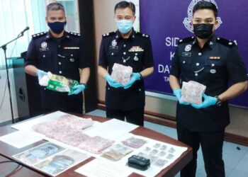 MOHD. Fadhil Minhat (tengah) bersama pegawainya menunjukkan sebahagian rampasan dadah yang berjaya dilakukan membabitkan nilai RM138,607 di IPD Tangkak, Johor.