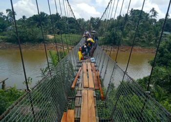 JAMBATAN gantung Kampung Nelayan Tengah, Sandakan mula diperbaiki hari ini.