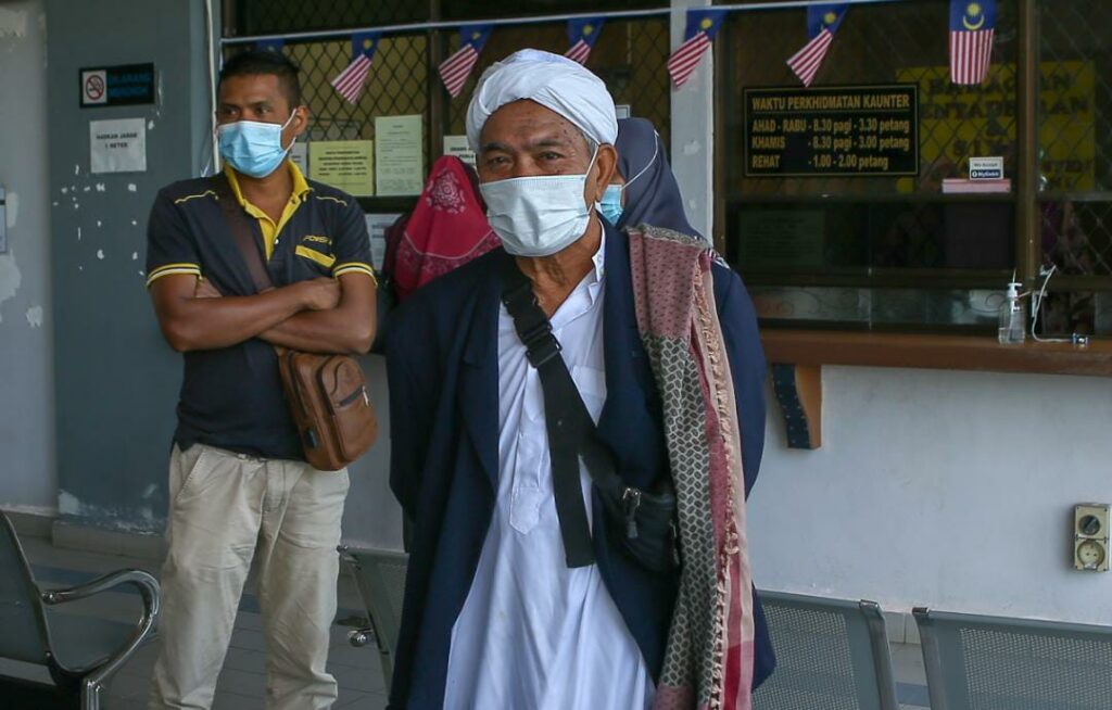 Guru madrasah, pelajar mengaku salah ceroboh hutan simpan - Utusan Malaysia