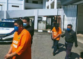 DUA pemilik syarikat yang ditahan bagi membantu siasatan kes mengemukakan penyata bank dengan butiran palsu dibawa keluar dari Kompleks Mahkamah Alor Setar hari ini. - UTUSAN/MOHD. RAFIE AZIMI
