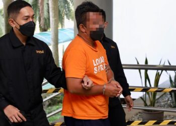 SEORANG pemilik syarikat kontraktor dibawa ke Kompleks Mahkamah Shah Alam, Selangor hari ini untuk ditahan reman selepas dipercayai mengemukakan butiran matan palsu menerusi invois dalam tuntutan kepada sebuah universiti tempatan atas kerja dan perkhidmatan yang tidak dilakukan. - UTUSAN/ZULFADHLI ZAKI