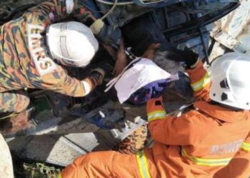 ANGGOTA bomba dan penyelamat berusaha mengeluarkan mangsa yang tersepit dalam lori yang terjunam dalam gaung di Kuari Bukit Mak Lipat Jerus, Pasir Puteh, hari ini.
