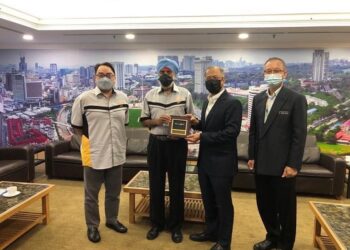 SURET Singh (dua dari kiri) bertukar cenderamata dengan Mahadi Che Ngah (dua dari kanan) di Kuala Lumpur, baru-baru ini. – DBKL