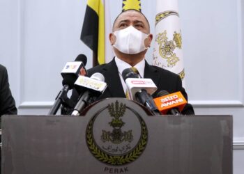 SAARANI Mohamad dalam sidang akhbar di Ipoh hari ini. - UTUSAN/ZULFACHRI ZULKIFLI