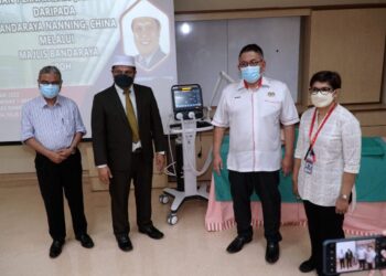 MOHD. Akmal Kamarudin (dua dari kiri) pada majlis penyerahan sumbangan alat bantuan pernafasan di HRPB Ipoh hari ini. - UTUSAN/ZULFACHRI ZULKIFLI