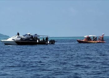 ANGGOTA keselamatan menjalankan operasi SAR mengesan mangsa bot meletup di perairan Pulau Tatagan, Semporna hari ini. - IHSAN PDRM